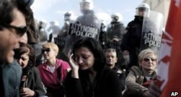 15000 civil servants to lose job as Greece passes a new bill