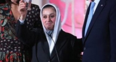 Afghan woman receives the Woman of Courage Award