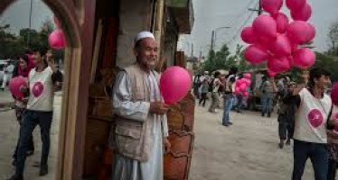 10,000 pink balloons distributed in Kabul as a message of love