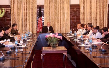 President Karzai discusses Afghanistan’s economy with presidential runners