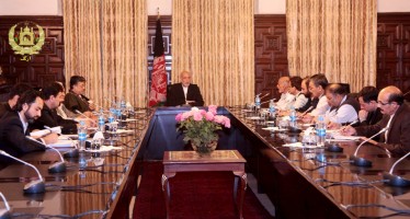 President Karzai discusses Afghanistan’s economy with presidential runners