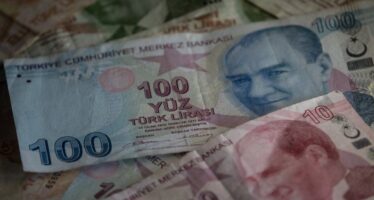 Turkish Lira Plunges Sharply Against US Dollar